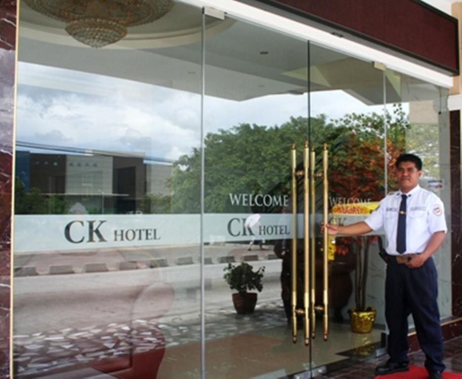 โรงแรมซินดี้ เคลลี โอลองกาโป ภายนอก รูปภาพ