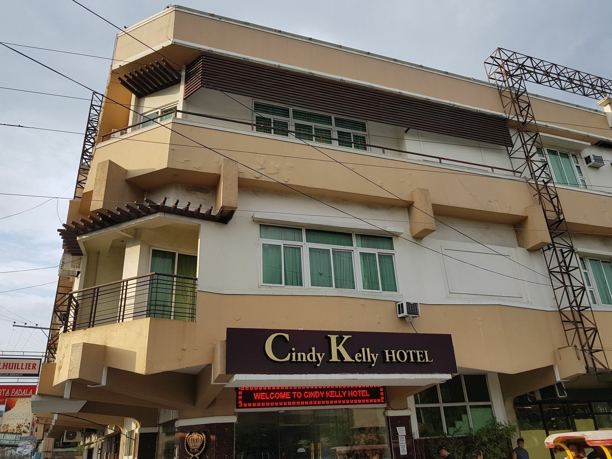โรงแรมซินดี้ เคลลี โอลองกาโป ภายนอก รูปภาพ